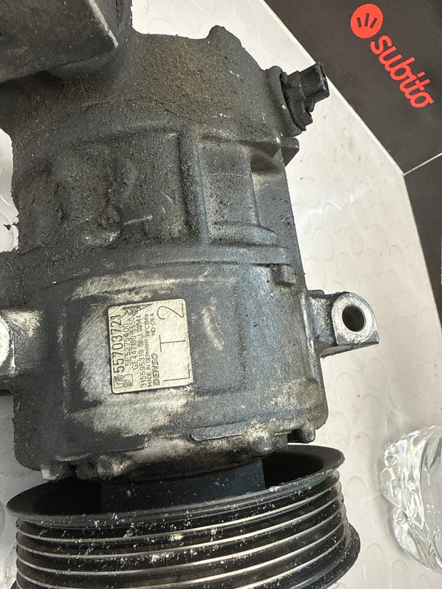 COMPRESSORE A/C PER OPEL Corsa D 5P 1° Serie 55703721 Z13DTJ diesel 1248 (06>)