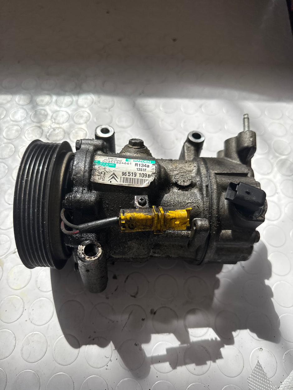 Compresseur de climatisation pour Citroën C3 Série 2 9822826880 HFV essence 11 (05&gt;10)