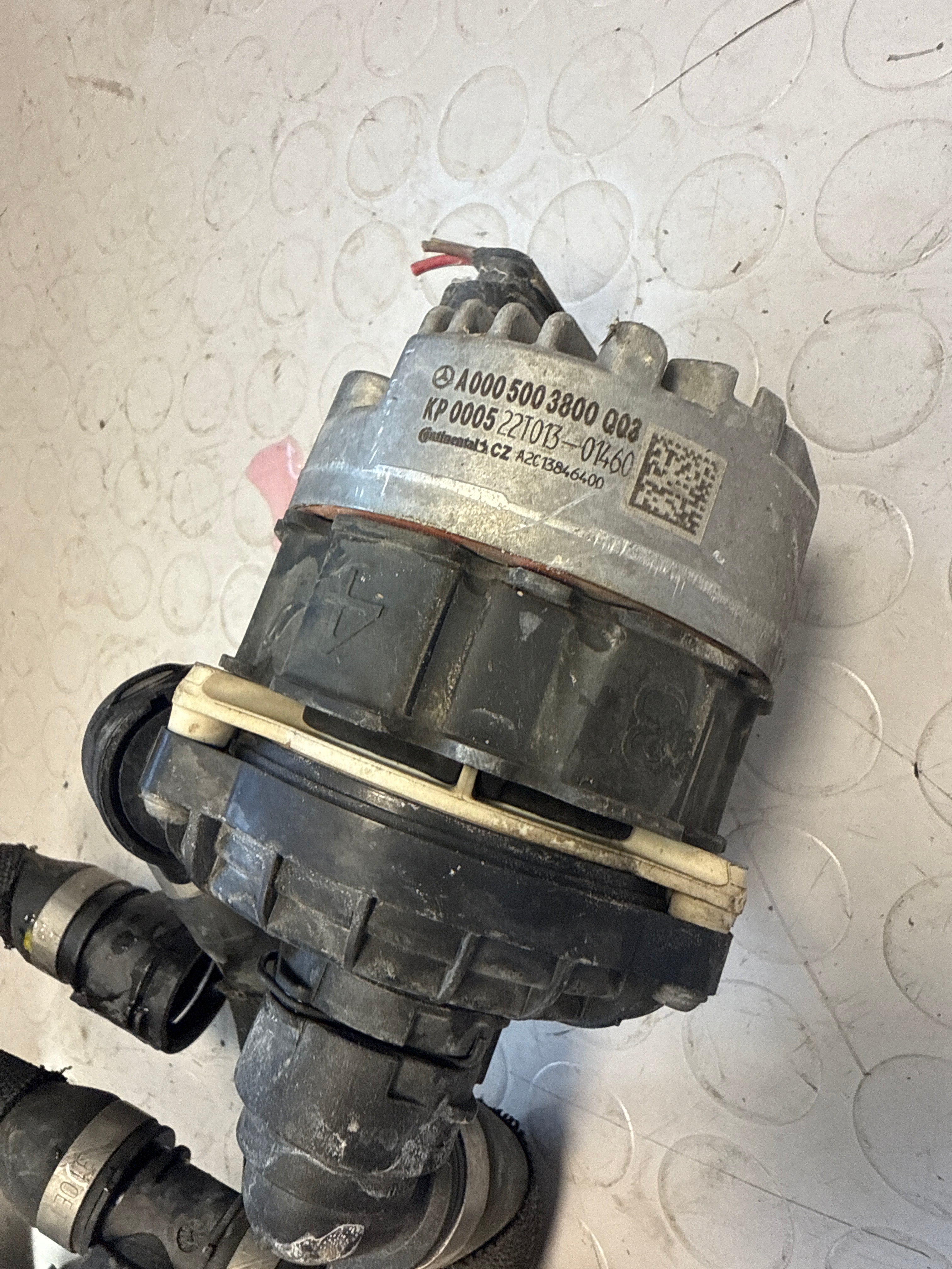 Pompa riciclo acqua per Mercedes EQA 2021 CLA A0005003800 completa di tubazioni