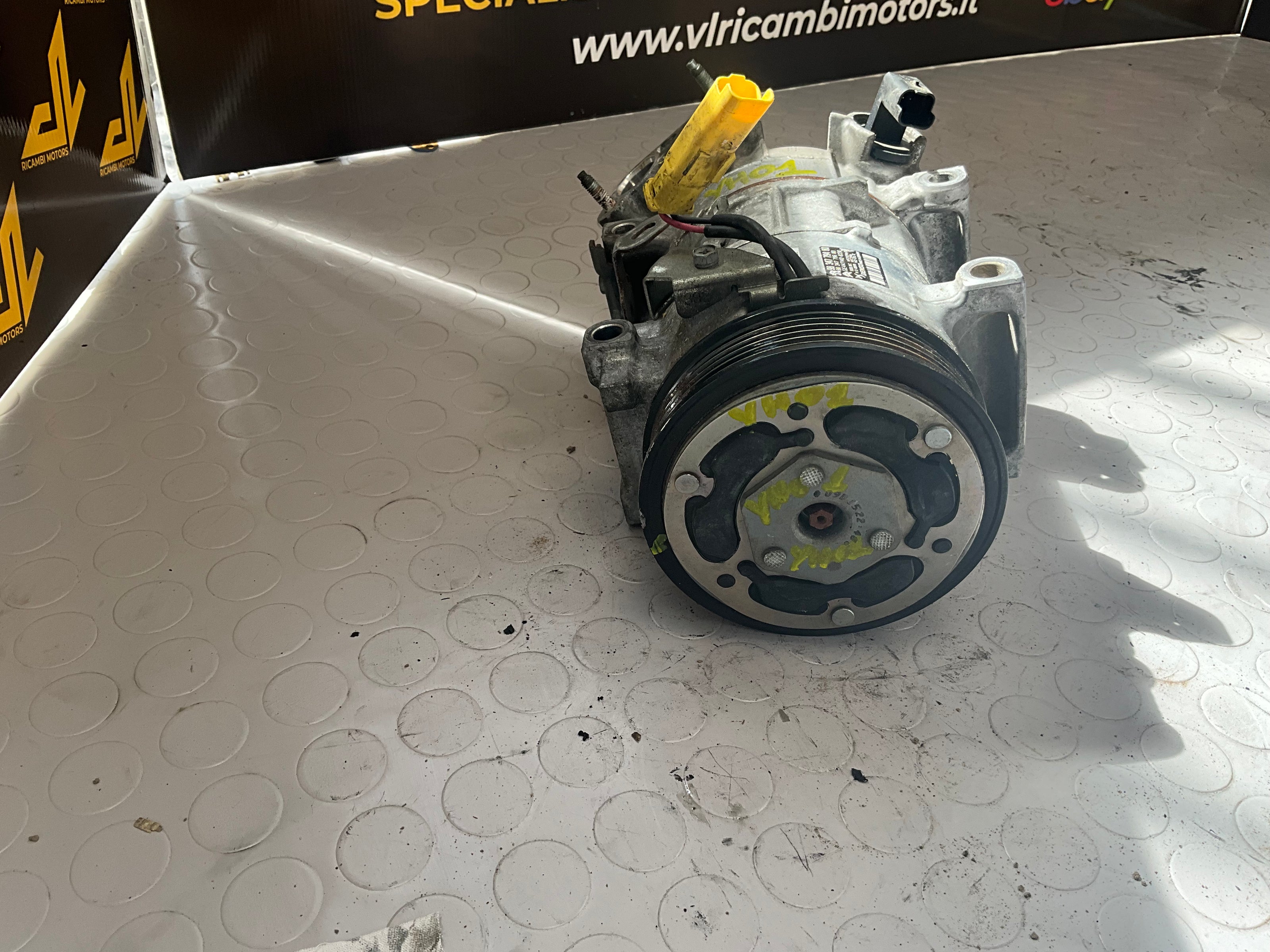 Compresseur de climatisation PEUGEOT/CITROEN/OPEL 9834779480